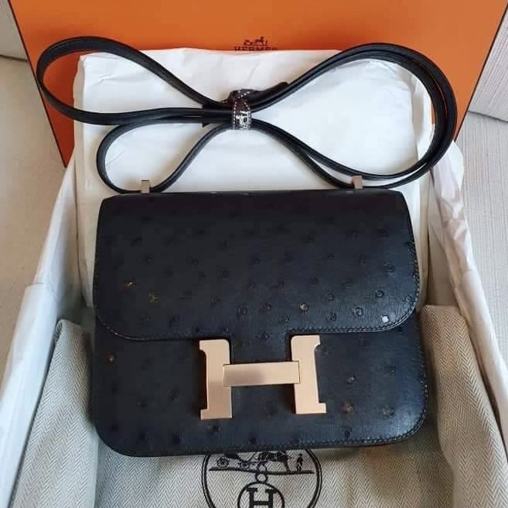 HERMÈS  ROSE TYRIEN CONSTANCE 18CM IN OSTRICH WITH
